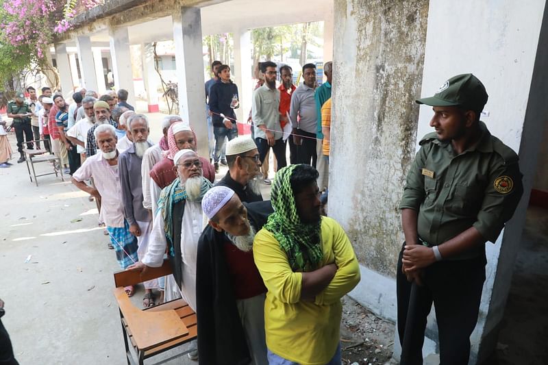 ময়মনসিংহ সিটি করপোরেশন নির্বাচনে  
আজ সকাল থেকে ভোট গ্রহণ শুরু হয়। ময়মনসিংহ পলিটেকনিক ইনস্টিটিউট কেন্দ্রে ভোটারের সারি