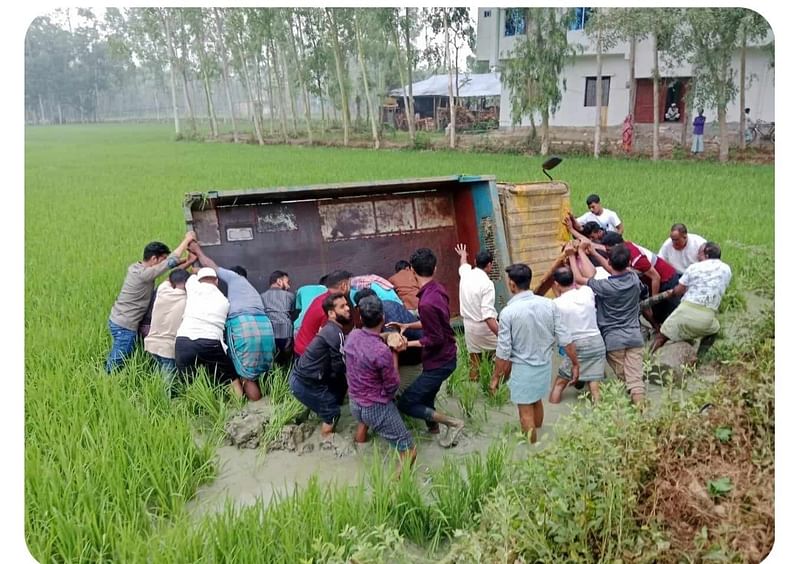 সড়কে মিনি ট্রাক উল্টে গাড়ির ভেতরে প্রাণ হারান চালক। আজ সকালে চট্টগ্রামের বোয়ালখালী-কানুনগোপাড়া-শ্রীপুর সড়কে