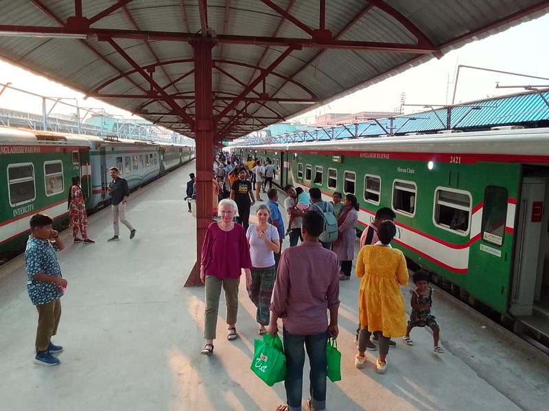 কুমিল্লার নাঙ্গলকোটে ট্রেন দুর্ঘটনার কারণে সাড়ে ৪ ঘণ্টা পর ট্রেন চলাচল আবার স্বাভাবিক হয়েছে। চট্টগ্রাম, ১৭ মার্চ