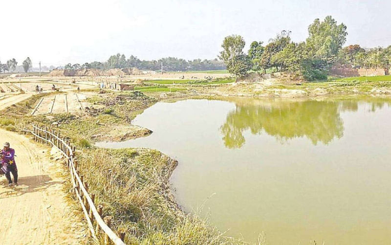 নওগাঁর আত্রাই উপজেলার শাহাগোলা ইউনিয়নে ক্ষতিগ্রস্ত ফুলবাড়ী বাঁধ। সম্প্রতি তোলা ছবি