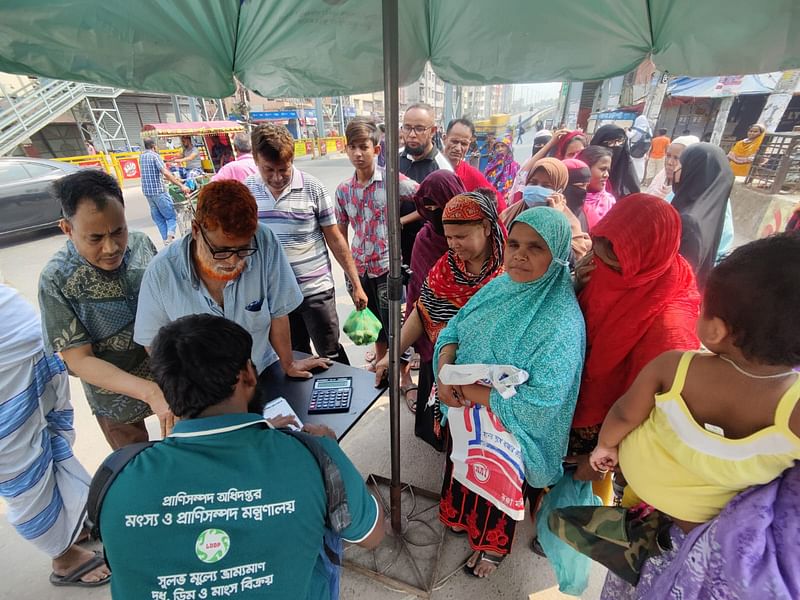 প্রাণিসম্পদ অধিদপ্তরের ভ্রাম্যমাণ ভ্যান কালশীতে পৌঁছায় সকাল ১০টার কিছু পর। মালপত্র গুছিয়ে বিক্রি শুরু করা হয় সকাল ১০টা ২০ মিনিটের দিকে