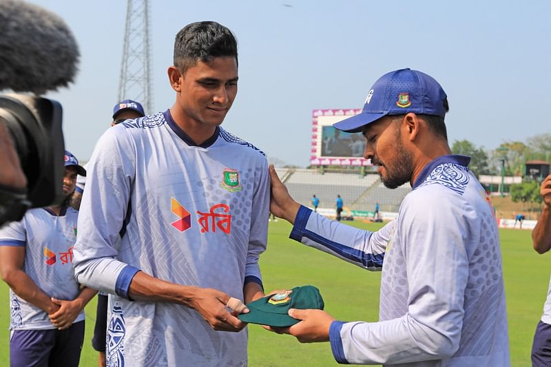 অধিনায়ক নাজমুল হোসেন টেস্ট ক্যাপ তুলে দিচ্ছেন পেস বোলার নাহিদ রানাকে