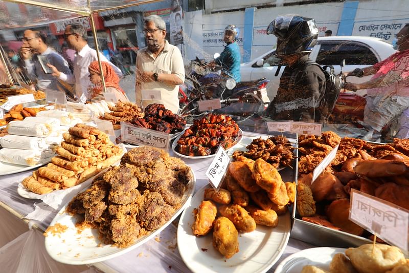 বগুড়া শহরের জলেশ্বরীতলা এলাকায় সড়কের ধারে বাহারি পদের ইফতার সামগ্রীর পসরা সাজিয়েছেন বিক্রেতারা