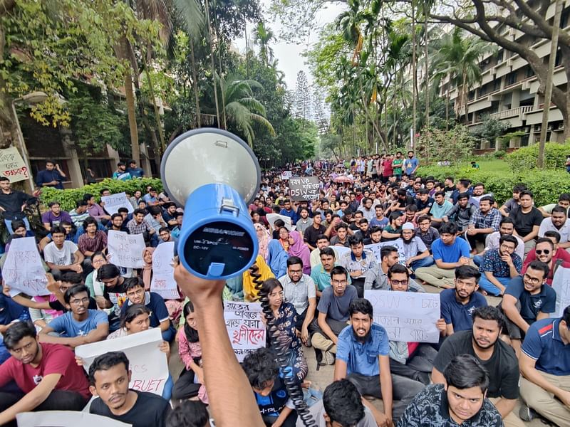 দ্বিতীয় দিনের মতো বিক্ষোভ করছেন বাংলাদেশ প্রকৌশল বিশ্ববিদ্যালয়ের (বুয়েট) শিক্ষার্থীরা। ঢাকা, ৩০ মার্চ