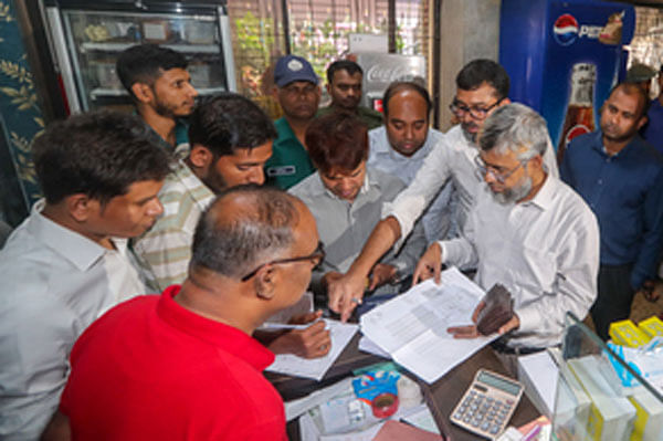 আবাসিক ভবনে থাকা রেস্তোরাঁয় রাজউকের অভিযান। বিভিন্ন কাগজপত্র যাচাই-বাছাই 
করেন কর্মকর্তারা। গতকাল দুপুরে 
রাজধানীর ধানমন্ডির বারবিকিউ টুনাইট রেস্তোরাঁয়