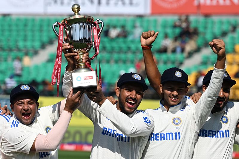 সিরিজ জয়ের পর ট্রফি নিয়ে ভারতের খেলোয়াড়দের উচ্ছ্বাস