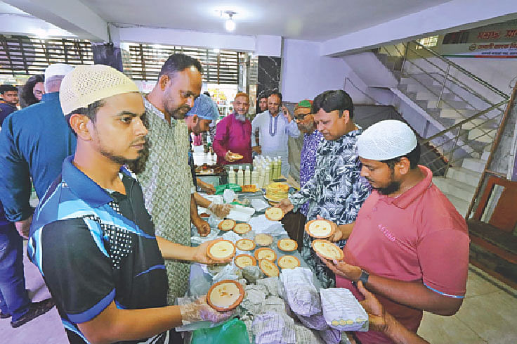 রাজশাহীর রহমানিয়া হোটেলের এই ফিরনি বিক্রি হচ্ছে ১৯৫২ সাল থেকে