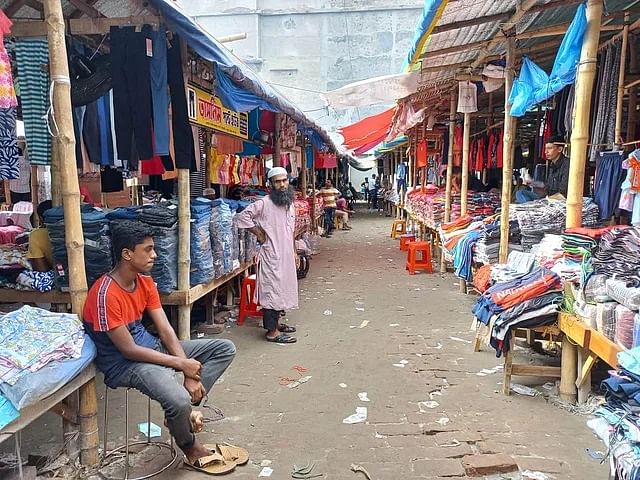 আগুনে পুড়ে যাওয়ার পরে বঙ্গবাজারে এভাবেই অস্থায়ী দোকানে পণ্য বেচাকেনা চলছে। গত বছর নতুন করে বেচাকেনা শুরুর পরে ছবিটি তোলা হয়