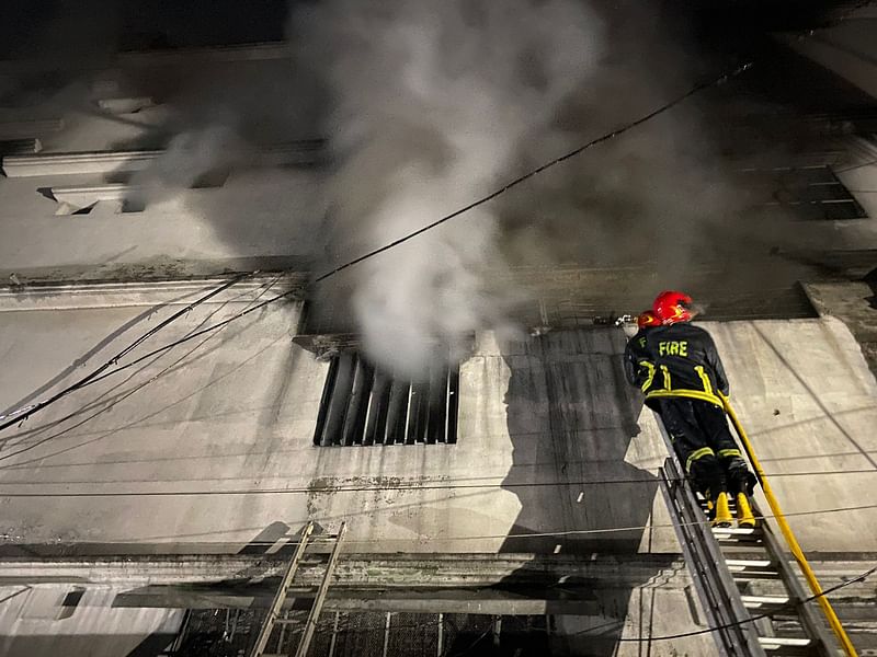 পুরান ঢাকার চকবাজারে আগুন নিয়ন্ত্রণে কাজ করছেন ফায়ার সার্ভিসের সদস্যরা