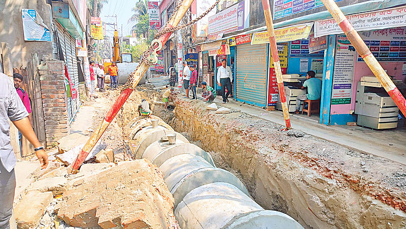 ঈদের আগে সড়কে খোঁড়াখুঁড়ির কাজ চলায় ভোগান্তিতে পড়েছেন স্থানীয় বাসিন্দারা। গতকাল মানিকগঞ্জের গঙ্গাধরপট্টি সড়কে