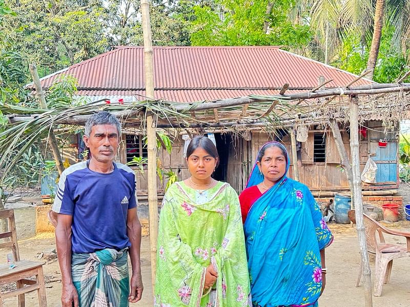 মা-বাবার সঙ্গে যশোর মেডিকেলে ভর্তি হওয়া শান্তা সেন। গত সোমবার নড়াইল সদর উপজেলার আরাজি মিতনা গ্রামে