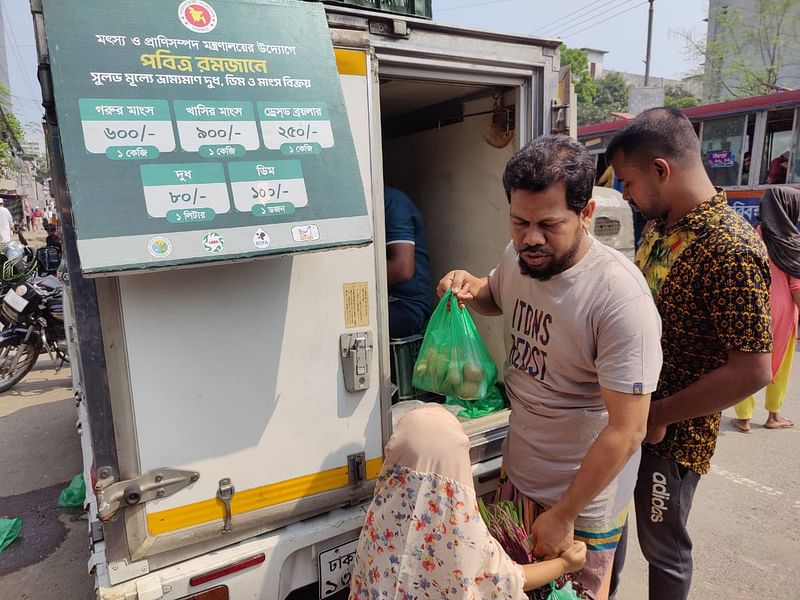 মৎস্য ও প্রাণিসম্পদ মন্ত্রণালয়ের  উদ্যোগে পবিত্র রমজানে সুলভ মূল্যে দুধ, ডিম ও মাংস কিনতে এসেছেন তাঁরা। মিরপুর টোলারবাগ এলাকা, ঢাকা, ২৩ মার্চ