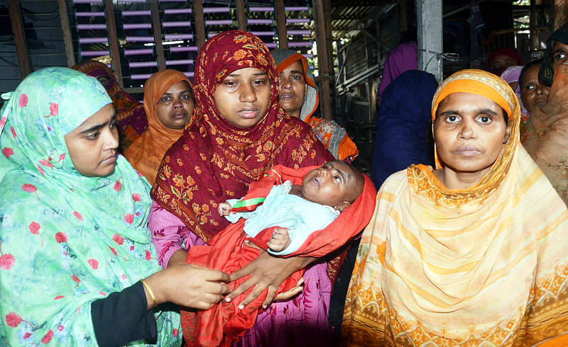 স্বামীকে হারিয়ে কাঁদছেন স্ত্রী রুমি আক্তার। কোলে এক মাস বয়সী ছেলে হুসাইন। আজ বুধবার দুপুরে কুষ্টিয়ার খোকসা উপজেলার গোপগ্রামে