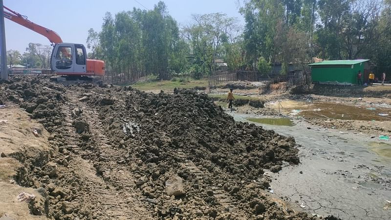 কক্সবাজারের সাগরদ্বীপ কুতুবদিয়া উপজেলার উত্তর ধুরুং ইউনিয়নে প্রধান সড়কের  পাশে সরকারি খাল ভরাট করে চলছে সিটি পার্ক তৈরির কাজ। কাজে নেতৃত্ব দিচ্ছেন স্থানীয় ইউপি চেয়ারম্যান। শুক্রবার দুপুরে