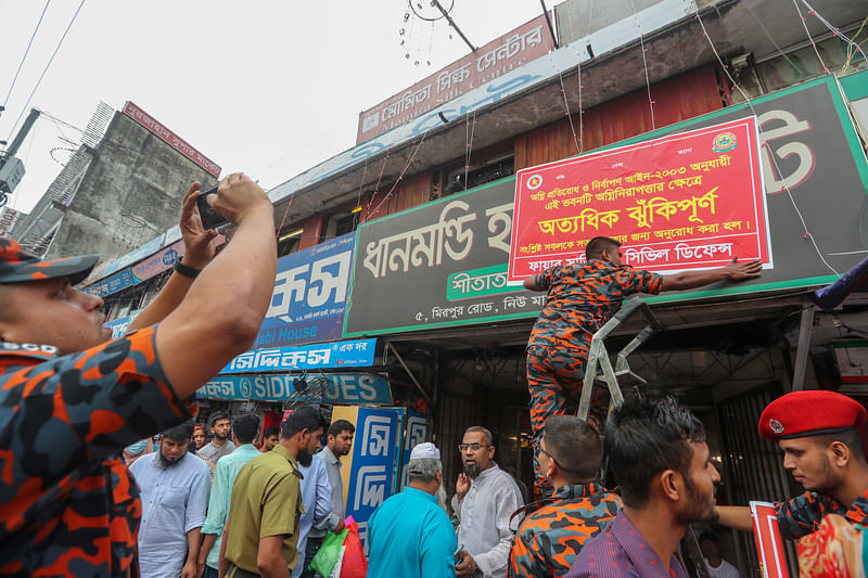 অভিযানের পর ধানমন্ডি হকার্স মার্কেটের প্রবেশদ্বারে অতি ঝুঁকিপূর্ণ লেখা ব্যানার টানিয়ে দেওয়া হয়। ঢাকা, ২০ মার্চ