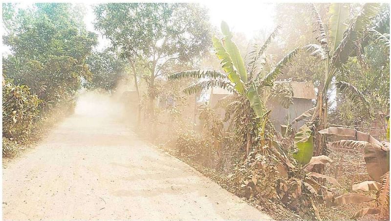 খোয়া বিছিয়ে রাখা সড়কে যানবাহন চললেই ধুলায় ঢেকে যায় চারপাশ। গতকাল মুন্সিগঞ্জ সদরের উত্তর চরমসুরা এলাকায়