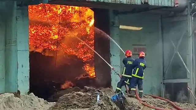 চট্টগ্রামে এস আলম রিফাইন্ড সুগার ইন্ডাস্ট্রিজ লিমিটেডের গুদামের আগুন নিভিয়েছে ফায়ার সার্ভিস