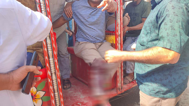 কুমিল্লায় মেয়র প্রার্থী তাহসীন বাহারের কর্মী এক ছাত্রলীগ নেতা অপর মেয়র প্রার্থী মোহাম্মদ নিজামউদ্দিনের দুই কর্মীকে গুলি করেন। আজ সকাল ১০টার দিকে ১৯ নম্বর ওয়ার্ডের মুন্সী এম আলী উচ্চ বিদ্যালয় কেন্দ্রে