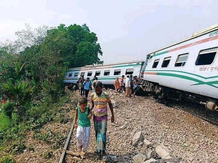 কুমিল্লার নাঙ্গলকোটে রেললাইন বেঁকে চট্টগ্রাম থেকে আসা জামালপুরগামী ‘বিজয় এক্সপ্রেস’ ট্রেনের ৯টি বগি লাইনচ্যুত হয়েছে। রোববার দুপুরে উপজেলার তেজেরবাজার এলাকায়