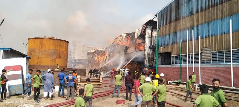 গজারিয়ায় প্লাইবোর্ডের কারখানার আগুন নেভাতে কাজ করছে ফায়ার সার্ভিস। আজ রোববার বিকেলে মুন্সিগঞ্জের গজারিয়া উপজেলার হোসেন্দি ইউনিয়নে মেঘনা নদীর পাড়ে