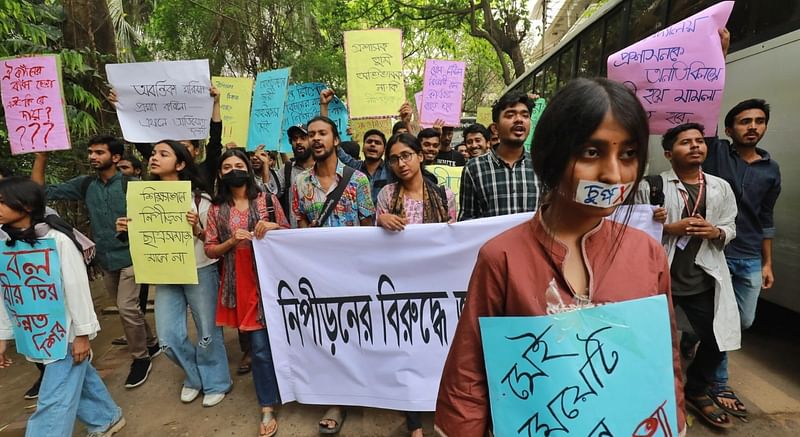 জগন্নাথ বিশ্ববিদ্যালয়ের ছাত্রী ফাইরুজ সাদাফ অবন্তিকাকে নিপীড়নের বিরুদ্ধে  প্রশাসনিক ভবনের সামনে অবস্থান নিয়েছে সাধারণ শিক্ষার্থীরা