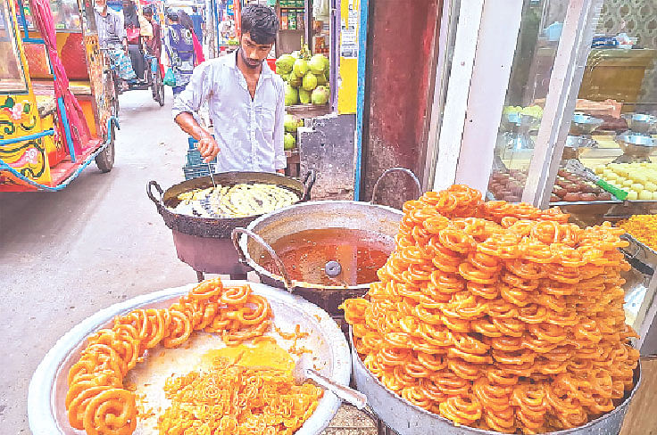 বরিশাল নগরের বাজার রোডের একটি মিষ্টির দোকানে ভাজা হচ্ছে রেশমি জিলাপিসহ নানা ধরনের জিলাপি। প্রতি কেজি রেশমি জিলাপির দাম ৩০০ টাকা