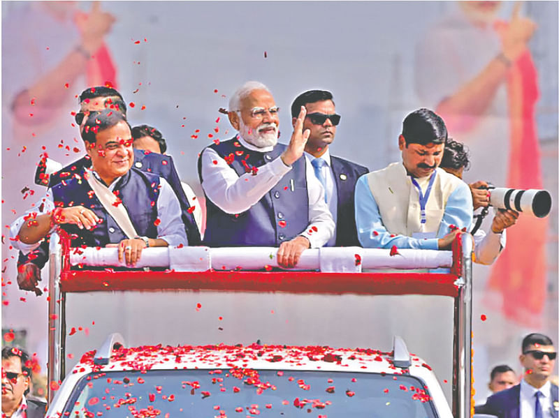 সমর্থকদের উদ্দেশে হাত নাড়ছেন ভারতের প্রধানমন্ত্রী নরেন্দ্র মোদি