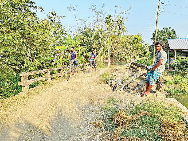 যশোরের বাঘারপাড়া উপজেলার দোগাছী 
গ্রামে কাটাখালের ওপর সেতুটি বেহাল। গত মঙ্গলবার।