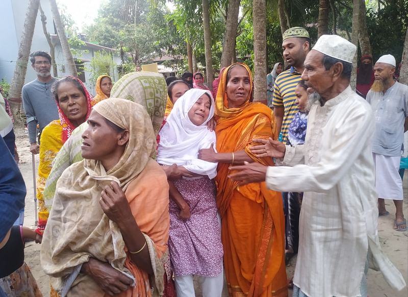 একসঙ্গে তিন বোন ও ভাবির মৃত্যুতে বাড়িতে স্বজনদের আহাজারি। আজ বুধবার বিকেলে মাদারীপুরের ডাসার উপজেলার গোপালপুরে গ্রামে