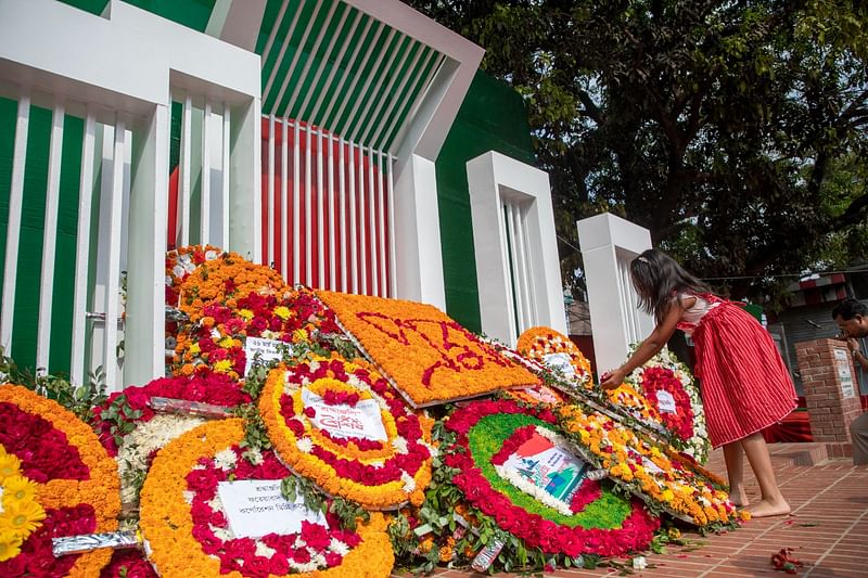 মহান স্বাধীনতা দিবস উপলক্ষে চট্টগ্রাম নগরের অস্থায়ী শহীদ মিনারে ফুল দিয়ে শ্রদ্ধা নিবেদন করেন বিভিন্ন শ্রেণি–পেশার লোকজন। আজ সকাল সাড়ে ৮টায় চট্টগ্রাম নগরের নিউ মার্কেট এলাকায়