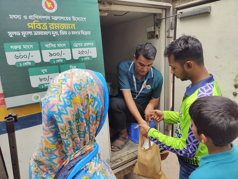 বনানীর কড়াইল বস্তির আনসার ক্যাম্প এলাকায় সুলভ মূল্যে মাংস, দুধ ও ডিম বিক্রি চলছে