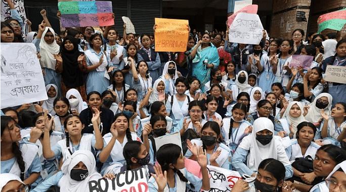 যৌন হয়রানির প্রতিকার চেয়ে সম্প্রতি  ভিকারুননিসা নূন স্কুল অ্যান্ড কলেজের শিক্ষার্থী ও অভিভাবকেরা বিক্ষোভ করেন