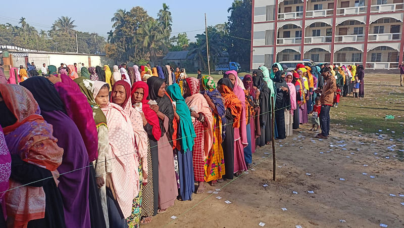 জামালপুরের বকশীগঞ্জ পৌরসভা নির্বাচনে খয়ের উদ্দিন সিনিয়র মাদ্রাসা কেন্দ্রে সকাল সাড়ে আটটার দিকে ভোটারদের দীর্ঘ সারি দেখা যায়