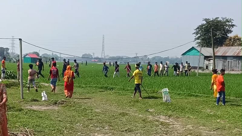 আধিপত্য বিস্তার নিয়ে দুই পক্ষের সংঘর্ষ। মঙ্গলবার সকাল থেকে দুপুর পর্যন্ত ব্রাহ্মণবাড়িয়ায় শহরতলীর বিরাসার এলাকায় এ সংঘর্ষ চলে