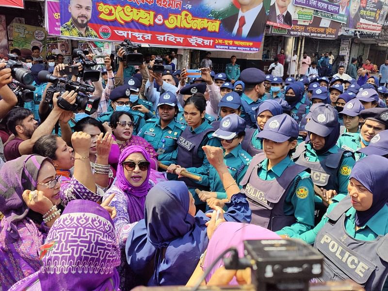 রাজধানীর নয়াপল্টনে আজ শুক্রবার সকালে শোভাযাত্রা করতে গেলে পুলিশ মহিলা দলের নেতা-কর্মীদের বাধা দেয়