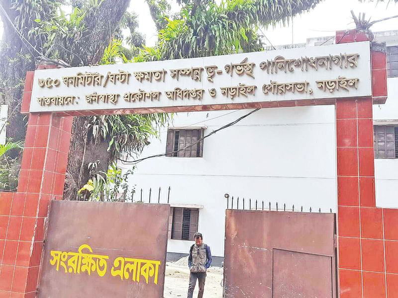 নড়াইল পৌরসভার পানি শোধনাগার প্রকল্প। গতকাল শহরের হাতির বাগান এলাকায়