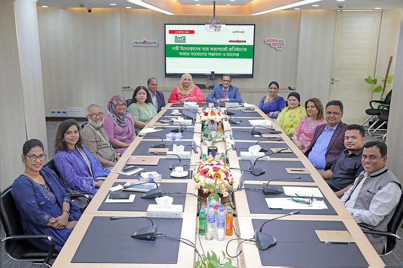 বিশ্বব্যাংকের ‘দ্য উইমেন এন্ট্রাপ্রেনিউয়ার্স ফাইন্যান্স ইনিশিয়েটিভ (উই-ফাই)’ প্রকল্পের সহযোগিতায় এসএমই ফাউন্ডেশন ও প্রথম আলোর আয়োজনে  ‘নারী উদ্যোক্তাদের সঙ্গে করপোরেট প্রতিষ্ঠানের বাজার সংযোগের সম্ভাবনা ও চ্যালেঞ্জ’  শীর্ষক গোলটেবিল বৈঠকে আলোচকেরা। প্রথম আলো কার্যালয়ে ১১ মার্চ ২০২৪ এই গোলটেবিল অনুষ্ঠিত হয়।