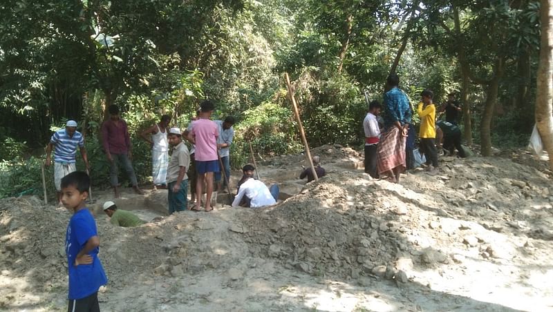 প্রবাসী মোবারকের পরিবারের পাঁচ সদস্যকে দাফন করতে পারিবারিক কবরস্থানে পাশাপাশি পাঁচটি কবর খোঁড়া হয়েছে। জানাজার প্রস্তুতি চলছে। শুক্রবার সকালে ব্রাহ্মণবাড়িয়ার সরাইল উপজেলার শাহবাজপুর গ্রামে