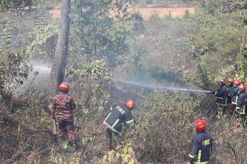 ফায়ার সার্ভিসের কর্মীরা আগুন নেভানোর কাজ করছেন। আজ শনিবার দুপুরে কুমিল্লা বিশ্ববিদ্যালয়ের শারীরিক শিক্ষা বিভাগের পেছনের উঁচু টিলায়