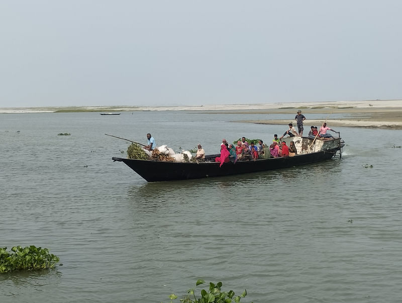 বালাসী-বাহাদুরাবাদ নৌপথে ইঞ্জিনচালিত নৌকায় ঝুঁকি নিয়ে চলাচল করছেন যাত্রীরা