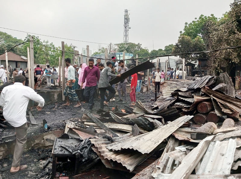 আগুনে পুড়ে যাওয়া কাঠের আসবাবের দোকান। আজ সোমবার ভোরে মানিকগঞ্জের শিবালয় উপজেলার আরিচা বন্দর বাজারের কাঠপট্টিতে