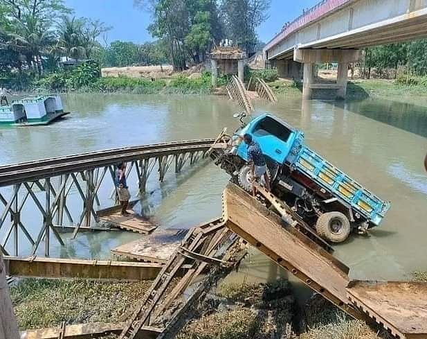 চট্টগ্রামের চন্দনাইশে পরিত্যক্ত বেইলি সেতু দিয়ে পার হওয়ার সময় সেতুটি ভেঙে খালে পড়ে যায় একটি ট্রাক।আজ দুপুর একটার সময়