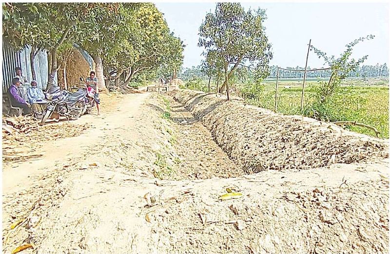 চলতি মৌসুমে এই সেচখালের কিছু অংশ মেরামত করা হয়েছে। তবু এতে পানি আসে না। সম্প্রতি সাঁথিয়ার পুন্ডরিয়া গ্রামে