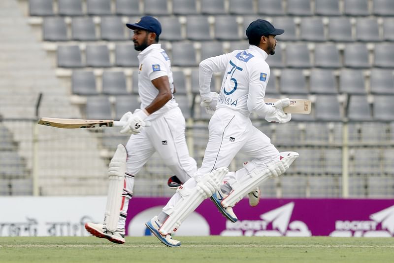 রানের জন্য ছুটছেন ধনাঞ্জয়া ডি সিলভা ও কামিন্দু মেন্ডিস। দারুণ এক জুটি গড়েছেন দুজন