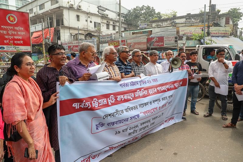 ঢাকার জাতীয় প্রেসক্লাবের সামনে থেকে বাঙালিদের নেতৃত্বে পার্বত্য চট্টগ্রাম চুক্তি বাস্তবায়ন আন্দোলন নামের একটি সংগঠন  গণসংযোগ ও প্রচার চালিয়েছে