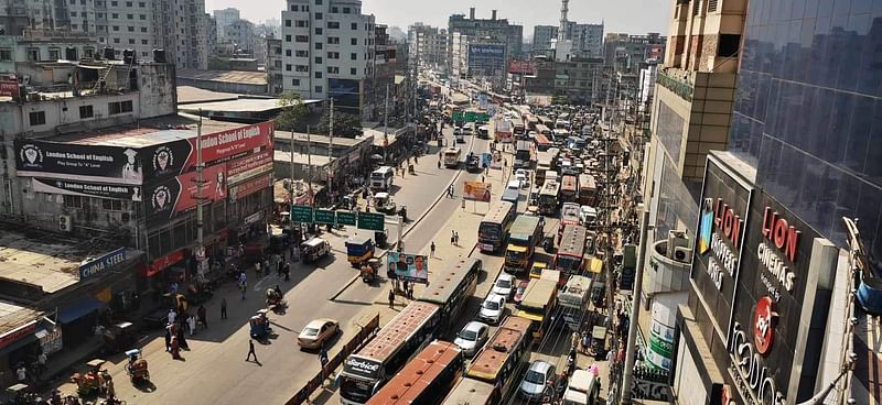 বুড়িগঙ্গা দ্বিতীয় (বাবুবাজার) সেতুতে তীব্র যানজট। শুক্রবার বেলা আড়াইটার দিকে তোলা