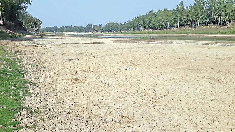 পানিশূন্য আত্রাই নদ। গত সোমবার নওগাঁর মান্দা উপজেলার ফেরিঘাট এলাকায়