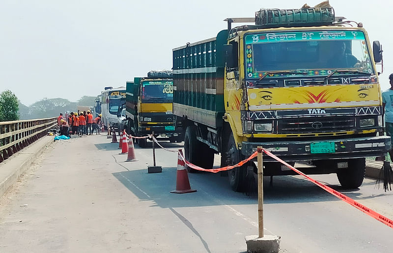 এক লেনে সংস্কারকাজ চলায় অন্য লেন দিয়ে ধীরগতিতে যান চলাচল করছে। শুক্রবার সকালে মানিকগঞ্জ সদর উপজেলার জাগীর সেতু এলাকায়