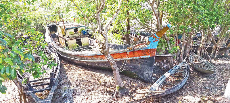 পশ্চিম সুন্দরবনের সাতক্ষীরা রেঞ্জের বুড়িগোয়ালিনী স্টেশনের পেছন থেকে চুন নদ পর্যন্ত এবং সাতক্ষীরা রেঞ্জ কার্যালয়ের সামনে কয়েক শ নৌকা ও ট্রলার খোলা আকাশের নিচে পড়ে রয়েছে। ২৪ মার্চ বিকেলে।