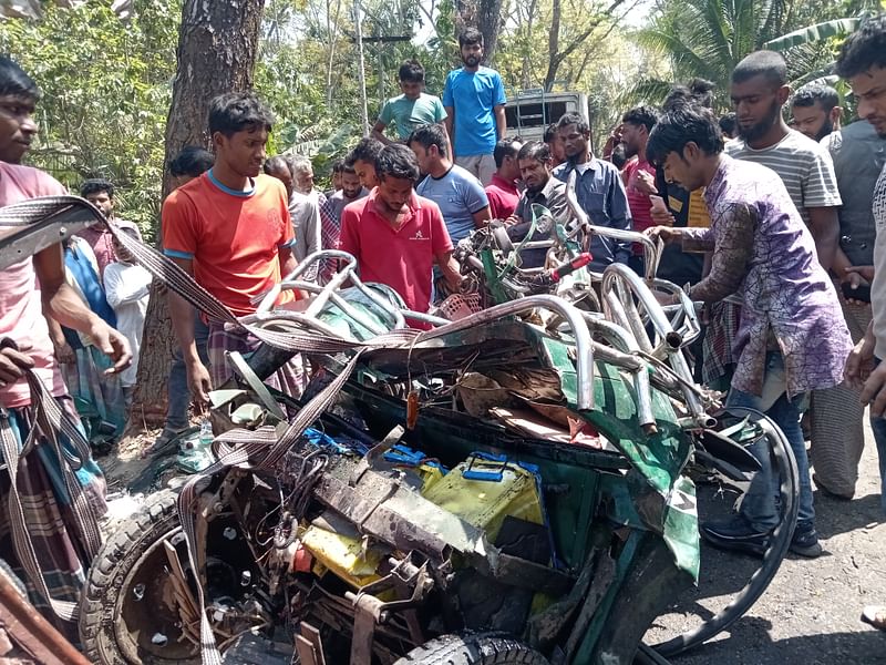 বাসের ধাক্কায় দুমড়েমুচড়ে যাওয়া ইজিবাইক। শুক্রবার দুপুরে পিরোজপুর সদর উপজেলার বেলতলা এলাকায়